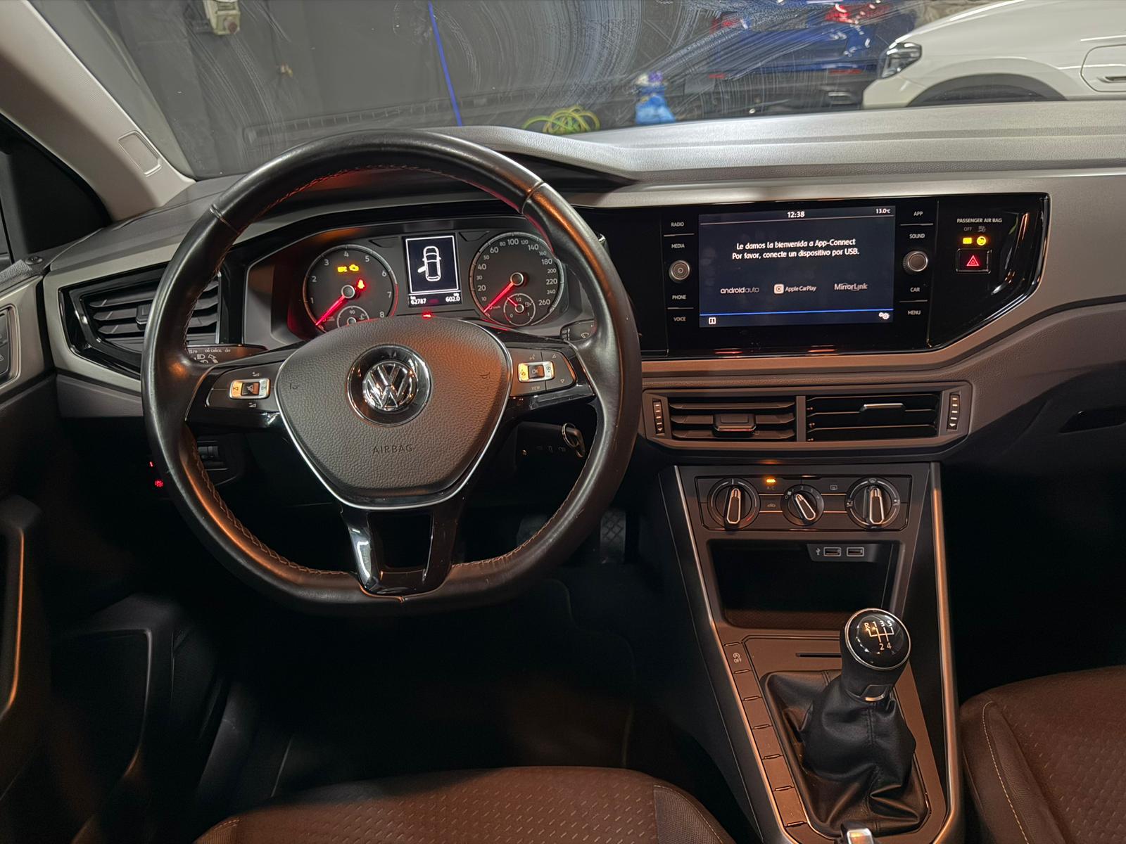 Tapicería y puesto de conducción de un coche de alquiler HP CARS