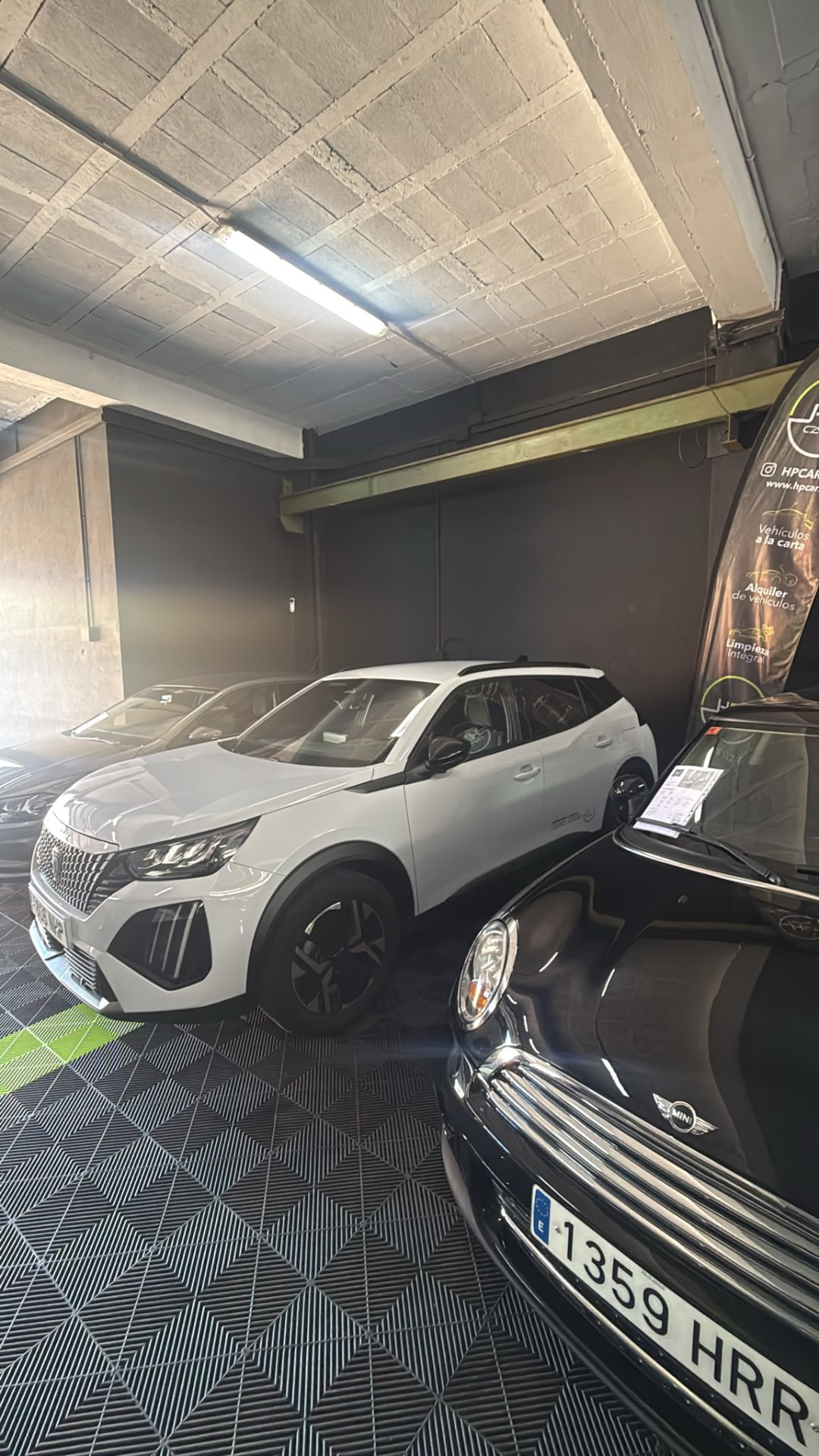 Peugeot 2008 blanco disponible para alquiler en Vigo